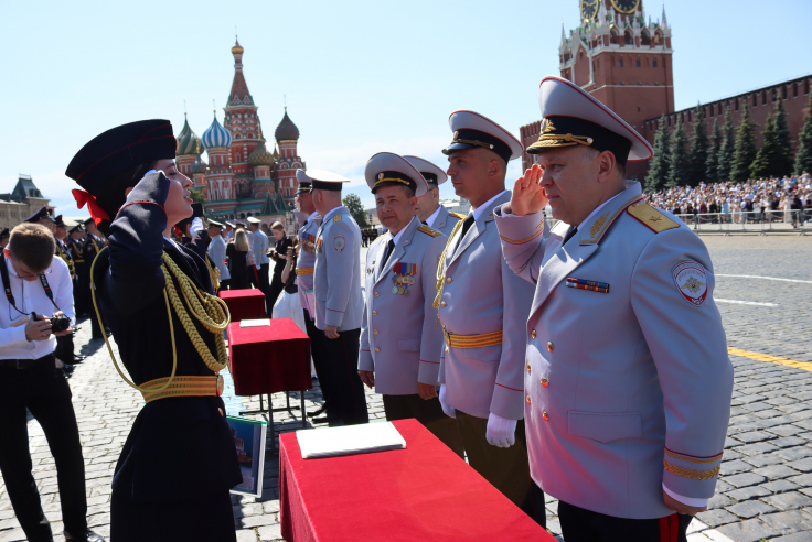 Выпускникам Московского областного филиала вручили дипломы о высшем образовании на Красной площади