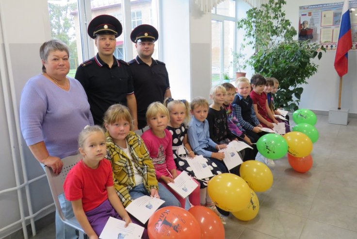 В ОМВД России «Канский» акция «Помоги пойти учиться» началась с наставничества полицейских над первоклассниками сельской школы